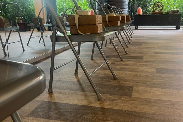 Chaises et Briques de yoga dans la salle du Studio K