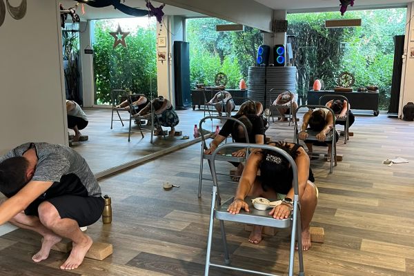 Séance de Yoga Chair dans la salle du Studio K à Eybens